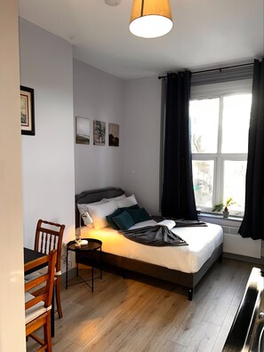 1 bedroom, iron/ironing board, travel crib, WiFi - Stunning Studio Near The Thames (London)