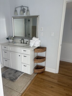 Sèche-cheveux, serviettes fournies, savon, papier toilette