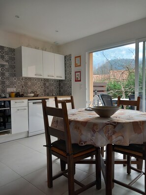 Dining - "Bruyère du Canigou", a new single-storey house, 60 m² facing the Canigou mountains (Vernet-les-Bains)