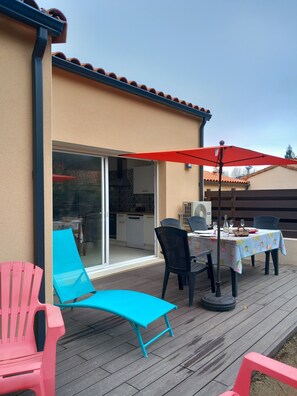 Outdoor dining - "Bruyère du Canigou", a new single-storey house, 60 m² facing the Canigou mountains (Vernet-les-Bains)