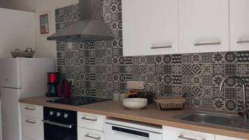 Réfrigérateur, micro-ondes, four, plaque de cuisson