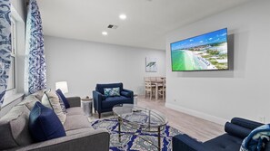 Villa - 2 queensize-sängar - uteplats - utsikt mot trädgården (Unit A) | Vardagsrum | 42-tums platt-tv med digitalkanaler