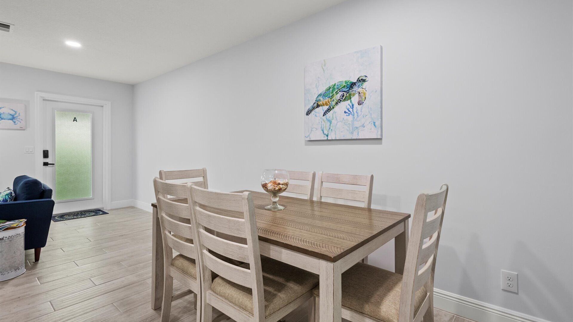 Huvila, 2 keskisuurta parisänkyä, patio, näköala puutarhaan (Unit A) | Ruokailu