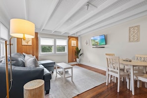 Huoneisto, 1 keskisuuri parisänky, patio, valtamerinäköala (The Old Apartment) | Oleskelualue | 42–tuumainen taulutelevisio, jossa digitaalikanavat
