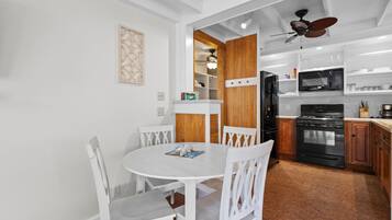 Apartment, 1 Queen Bed, Patio, Ocean View (The Old Apartment) | Dining