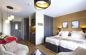 WiFi, bed sheets - Wifi, at the foot of shops, fitness, swimming pool, sauna, hammam, balcony, parking, tv, ski locker (L'Alpe d'Huez)