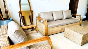 Suite junior, vistas al lago | Zona de estar | Televisión de plasma de 50 pulgadas con canales digitales