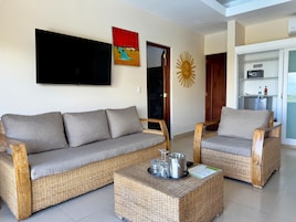 Cubrecamas, minibar y caja de seguridad en la habitación 