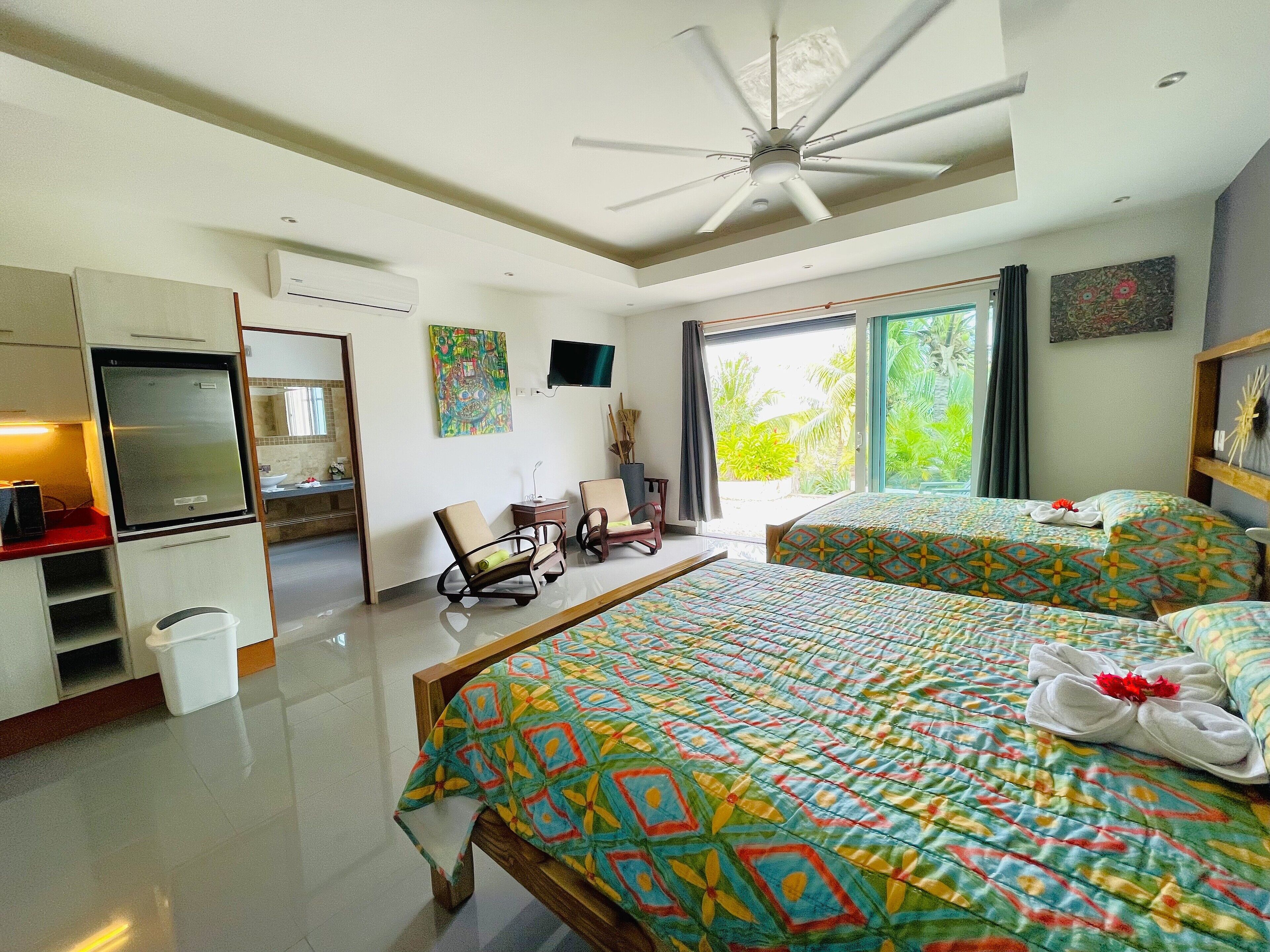 Studio – deluxe, tekjøkken, hageutsikt | Dundyner, minibar, safe på rommet og individuelt innredet