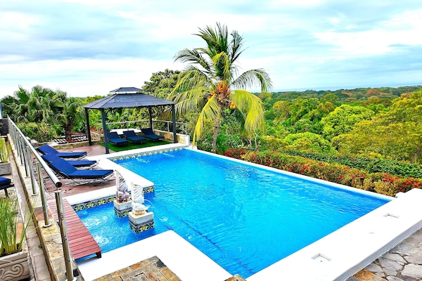 Utendørsbasseng, bassengtelt (inkludert) og solsenger