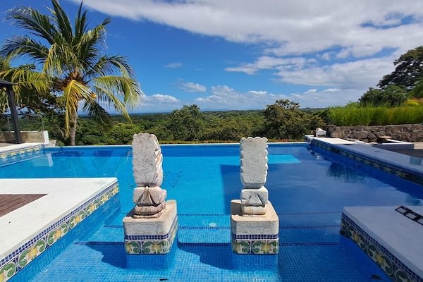 Una piscina al aire libre, camas de piscina gratis