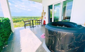 Suite Junior, balcon, vue lac | Bain à remous privé