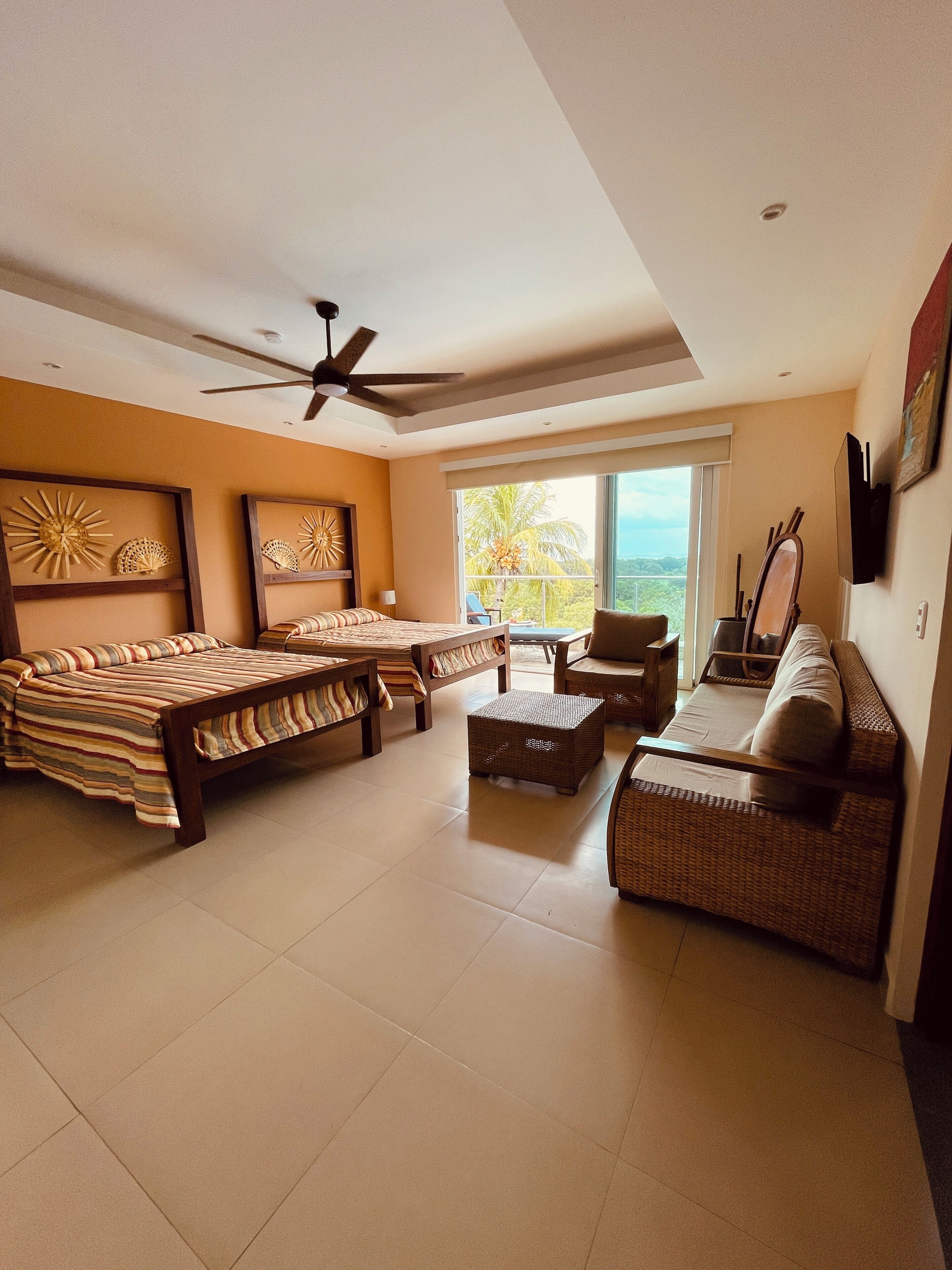 Suite junior, vistas al lago | Edredones de plumas, minibar, caja fuerte y mobiliario individual