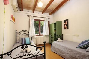 3 bedrooms, iron/ironing board, free WiFi, bed sheets