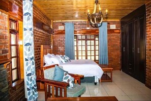 Comfort Chalet, Lake View | 2 bedrooms, blackout curtains, iron/ironing board, free WiFi - Lake Alexander Country Resort (Penhalonga)