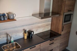 Mikrowelle, Ofen, Geschirrspüler, Wasserkocher mit Kaffee-/Teezubehör