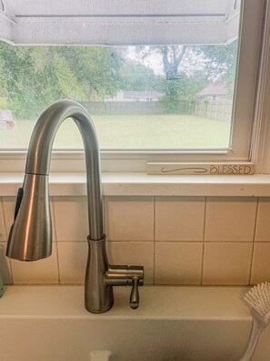 Interior - Cozy & Charming 3-bedroom cottage in Springfield - Great Location! Pet friendly! (Springfield)