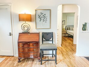 3 bedrooms, desk, iron/ironing board, WiFi - Cozy & Charming 3-bedroom cottage in Springfield - Great Location! Pet friendly! (Springfield)