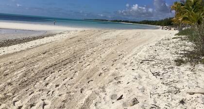 Charming New Blue Studio on water with dock, WiFi & AC in fun time Freeport