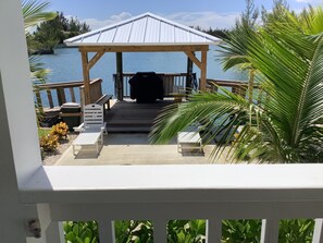 Property grounds - Charming New Blue Studio on water with dock, WiFi & AC in fun time Freeport (Freeport)