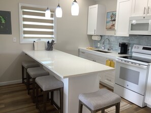 Fridge, microwave, oven, stovetop - Charming New Blue Studio on water with dock, WiFi & AC in fun time Freeport (Freeport)