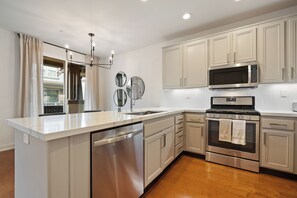 冷蔵庫、電子レンジ、オーブン、コンロ