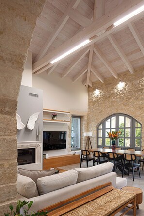 Villa Deluxe, 3 habitaciones, alberca privada, vista a la montaña | Área de sala de estar | Smart TV de 60 pulgadas con canales vía satélite 