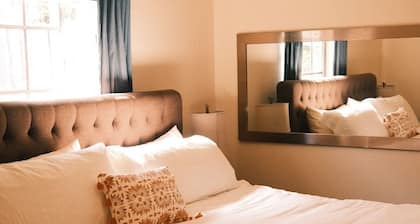 South Congress Retreat - A Vibey Stay Close to Bars, Shops, Music Venues & Hikes