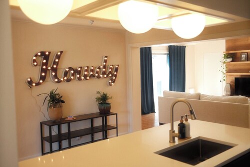 South Congress Retreat - A Vibey Stay Close to Bars, Shops, Music Venues & Hikes