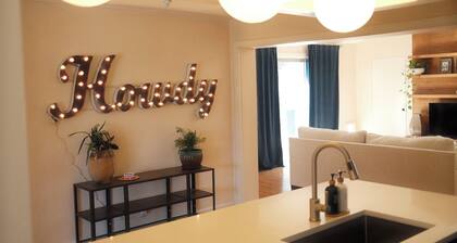 South Congress Retreat - A Vibey Stay Close to Bars, Shops, Music Venues & Hikes