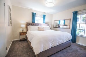 3 bedrooms, desk, travel cot, WiFi - South Congress Retreat - A Vibey Stay Close to Bars, Shops, Music Venues & Hikes (Austin)