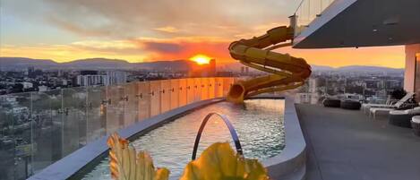 Een verwarmd zwembad