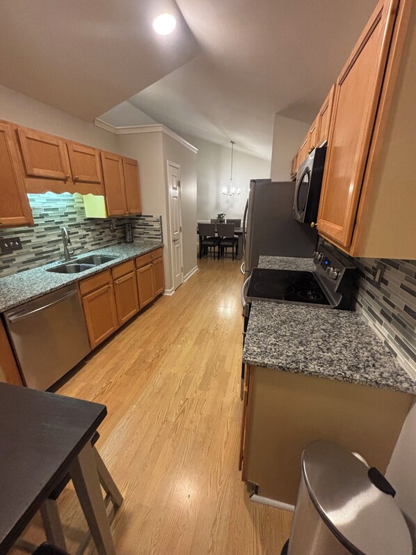 Kühlschrank, Mikrowelle, Ofen, Geschirrspüler