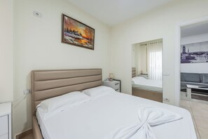 2 bedrooms, iron/ironing board, WiFi, bed sheets - The Beachfront Bliss by PS (kavaje)