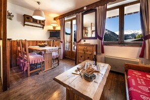 Dining - 250m from resort center, 2nd floor, swimming pool, sauna, hammam, balcony, tv, ski locker, 28m² (Champagny-en-Vanoise)