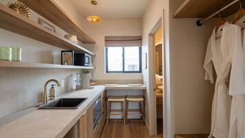 Køleskab, mikrobølgeovn, opvaskemaskine, kaffe-/temaskine