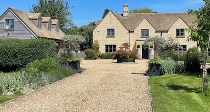 BEAUTIFUL SELF CONTAINED RETREAT IN THE HEART OF THE COTSWOLDS