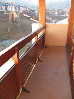Interior - Ski-in/ski-out & foot of the slopes, 4th floor, view mountain, balcony, tv, ski locker, 39m² (La Plagne)