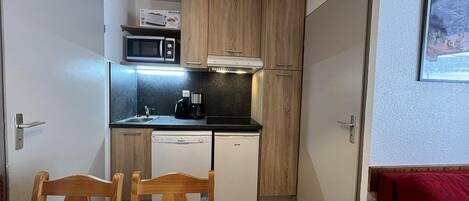 Fridge, microwave, oven, coffee/tea maker