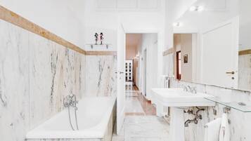 Dusche, Haartrockner, Bidet, Handtücher