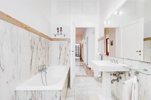 Dutxa, assecador de cabells, bidet i tovalloles