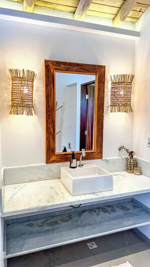 Regadera, toallas, jabón, papel de baño