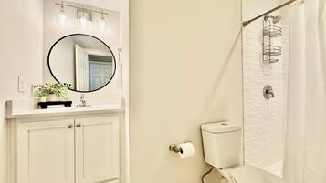 Douche, serviettes fournies, papier toilette