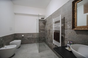 Huis | Badkamer | Een haardroger, een bidet, handdoeken, zeep
