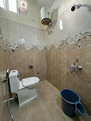 Een douche, milieuvriendelijke toiletartikelen, een haardroger