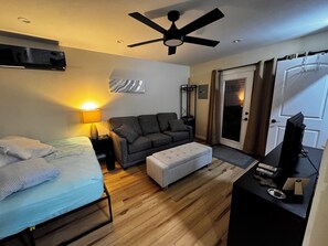 1 bedroom, iron/ironing board, free WiFi, bed sheets - Charming 1-bedroom house with WiFi, AC in Pleasant Rixeyville, VA on 13 acres! (Rixeyville)