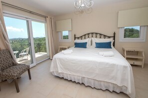 3 室のベッドルーム、セーフティボックス (室内)、デスク、アイロン / アイロン台