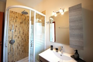 Dusche, Whirlpool, Haartrockner, Bidet