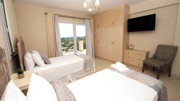 3 bedrooms, in-room safe, desk, iron/ironing board