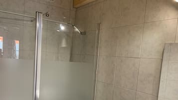 Een douche, een haardroger, handdoeken, zeep